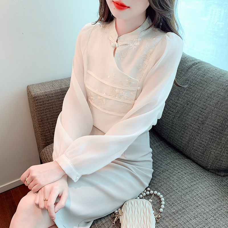 New Chinese-style Chinese-style shirt for women in early autumn, improved design with Chinese elements, plate button, stand-up collar, puff-sleeved long-sleeved top