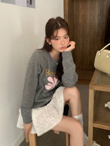 Actual shot~Fashionable Daisy winter warm fashionable casual sweater with round neck and long sleeves