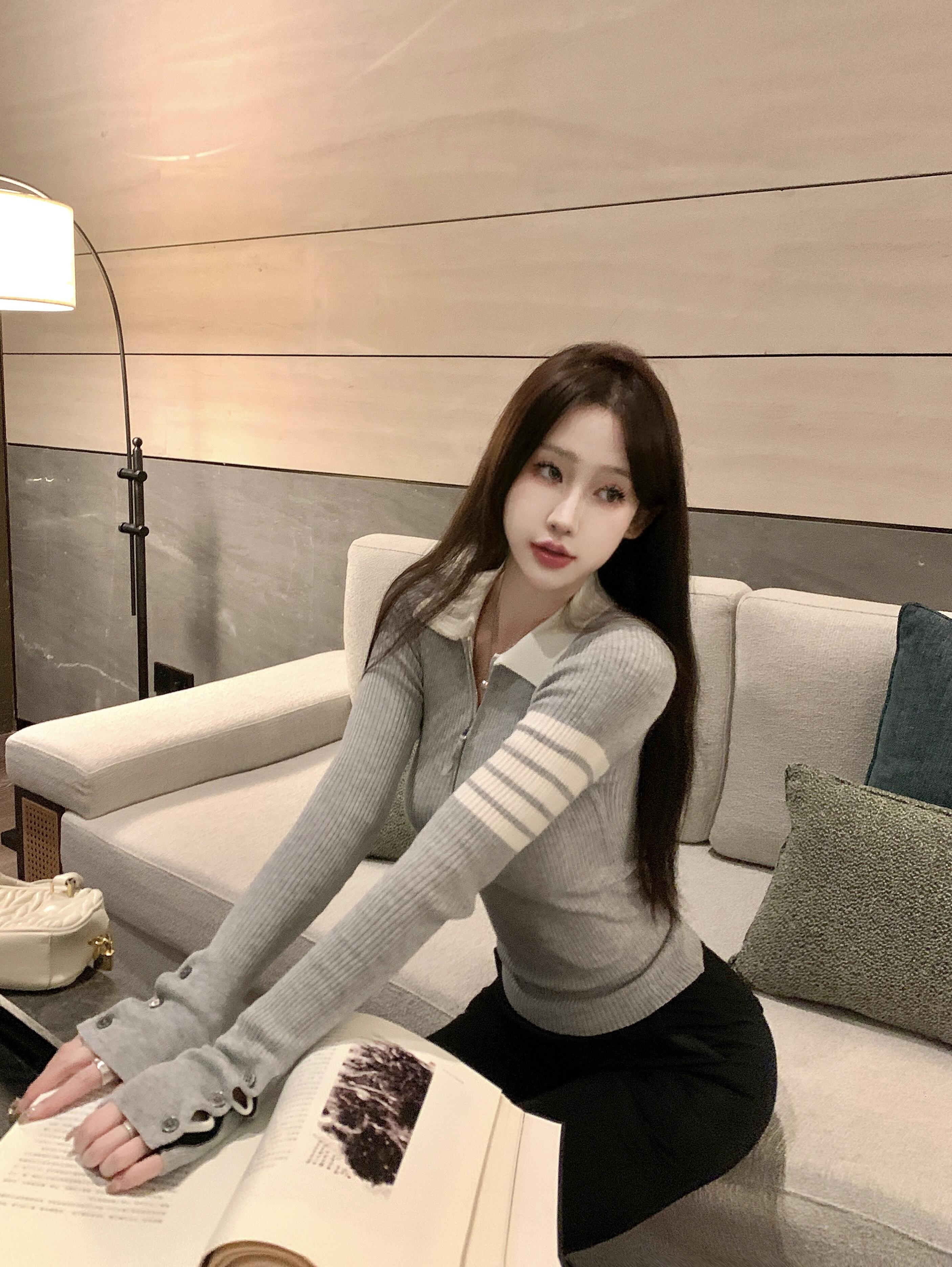 Actual shot of niche versatile POLO collar design slimming knitted top