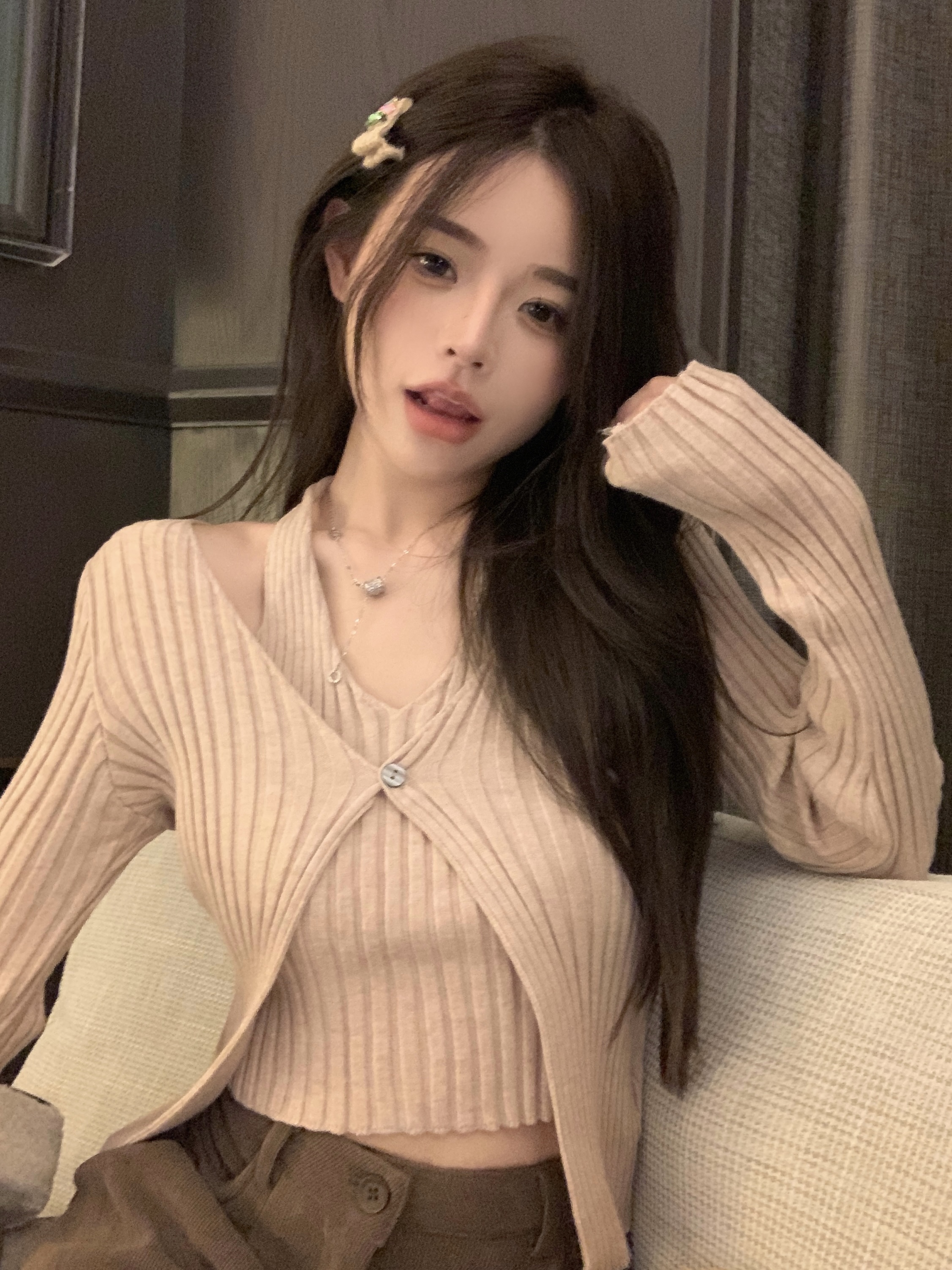 Actual shot of the new Korean design niche fake two-piece slimming hot girl V-neck knitted top
