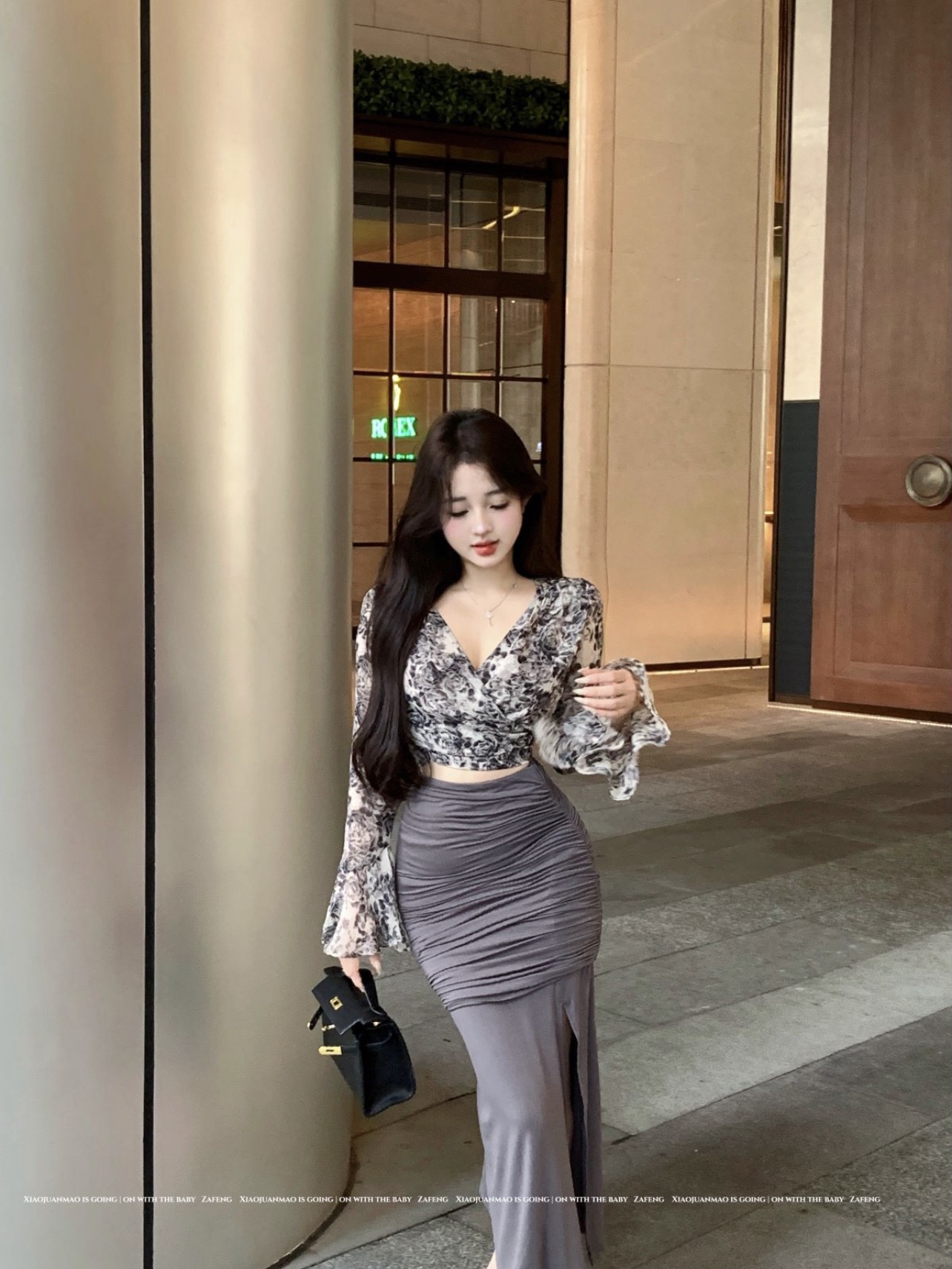 Real shot of V-neck cross floral shirt long-sleeved sexy slim high-waist skirt covering the hips and irregular slits