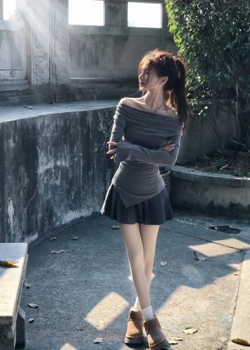 College Korean sexy one-shoulder pleated waist long-sleeved T-shirt top women's skirt pleated skirt two-piece set