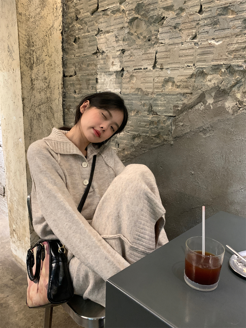 Actual shot, current hair, lazy style, knee-high loose lapel long-sleeved bottoming skirt with long knitted skirt underneath