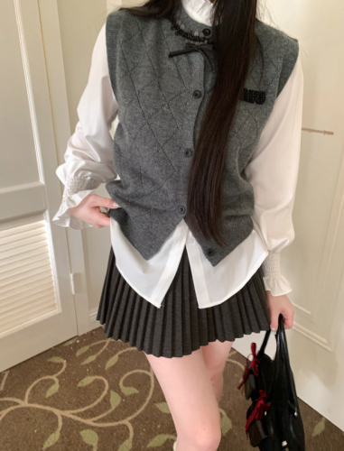 Actual shot of loose ruffled bottoming long-sleeved shirt + sleeveless knitted vest two-piece suit for women