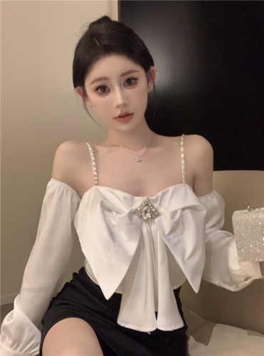Real shot of spring shirt with white diamond chain, hot and sexy pure desire, wearing a camisole inside and wearing a small camisole top outside