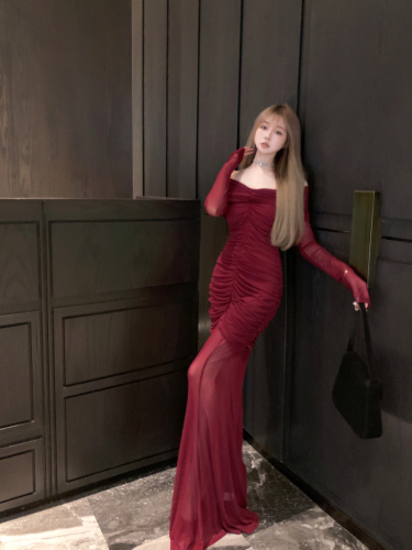 Real shot of a burgundy annual party dress that shows off your curves. One-shoulder V-neck dress with pleated design in winter.