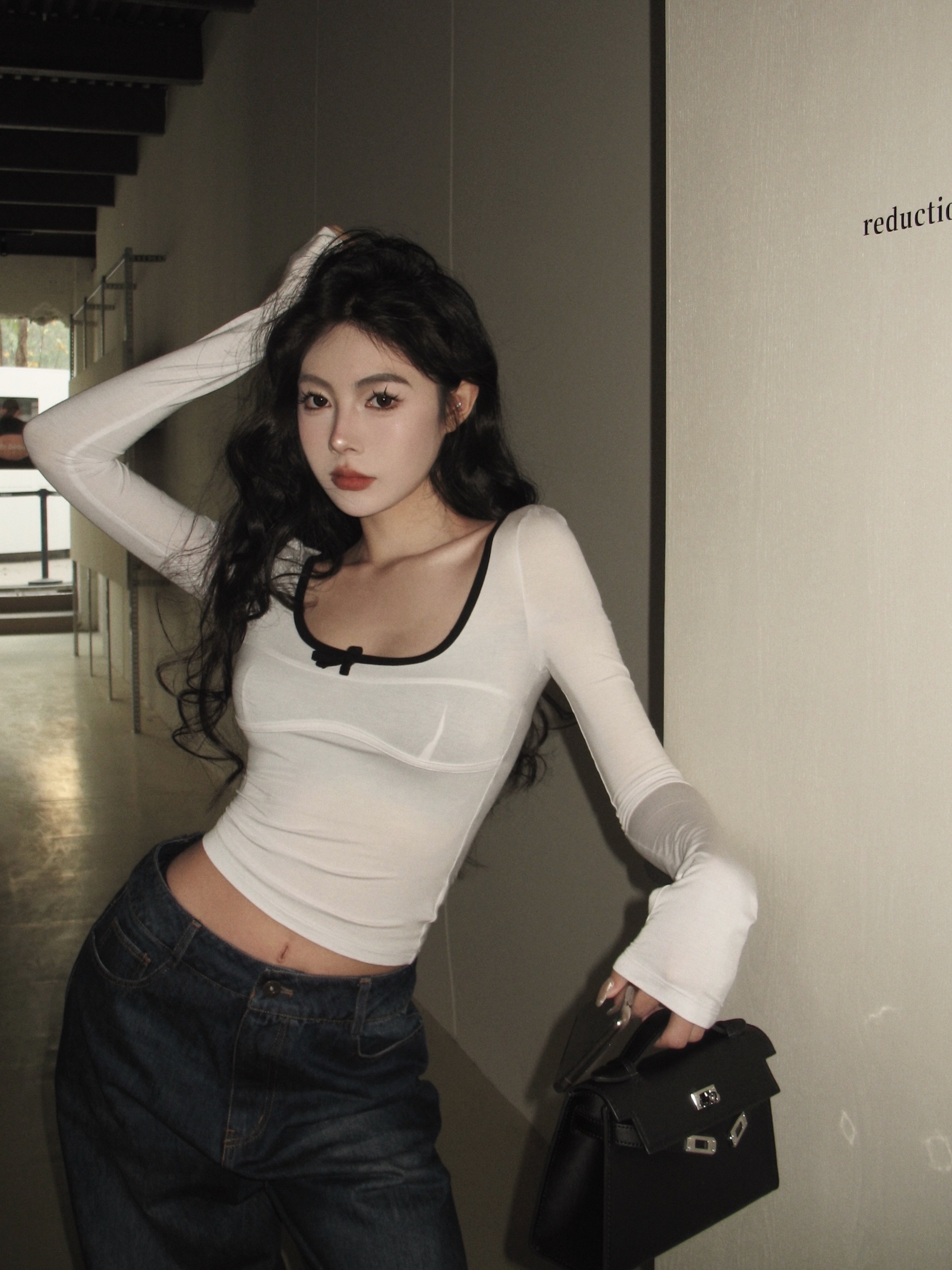 Real shot of simple contrasting color front and back T-shirt with big u-neck bow and slim fit inside casual bottoming shirt