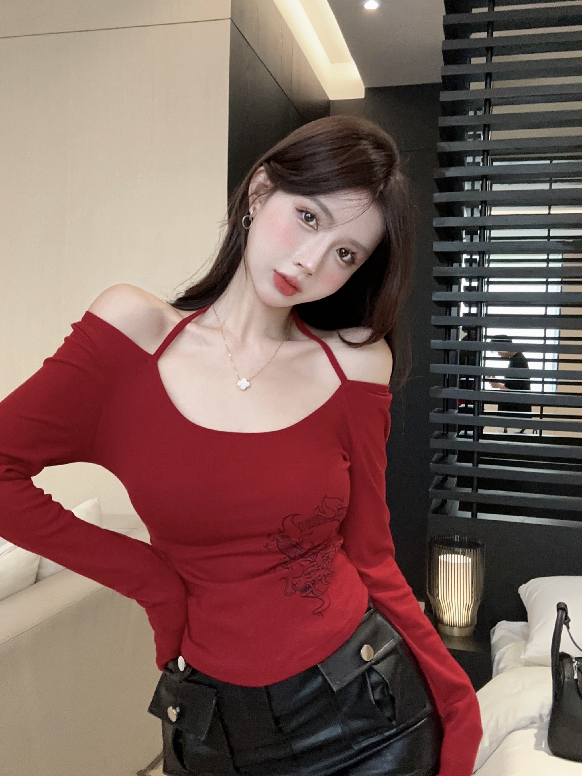 Real shot of hot girl style sexy long-sleeved long-sleeved T-shirt with exposed collarbone for women, slim-fitting printed navel-baring short top