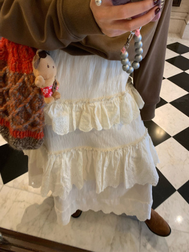 落落狷介米白色半身裙秋冬款新款设计感蕾丝拼接蛋糕裙小个子