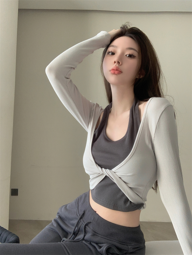 Real shot of unique and unique fake two-piece halter neck T-shirt for women in autumn sweet and spicy short top design