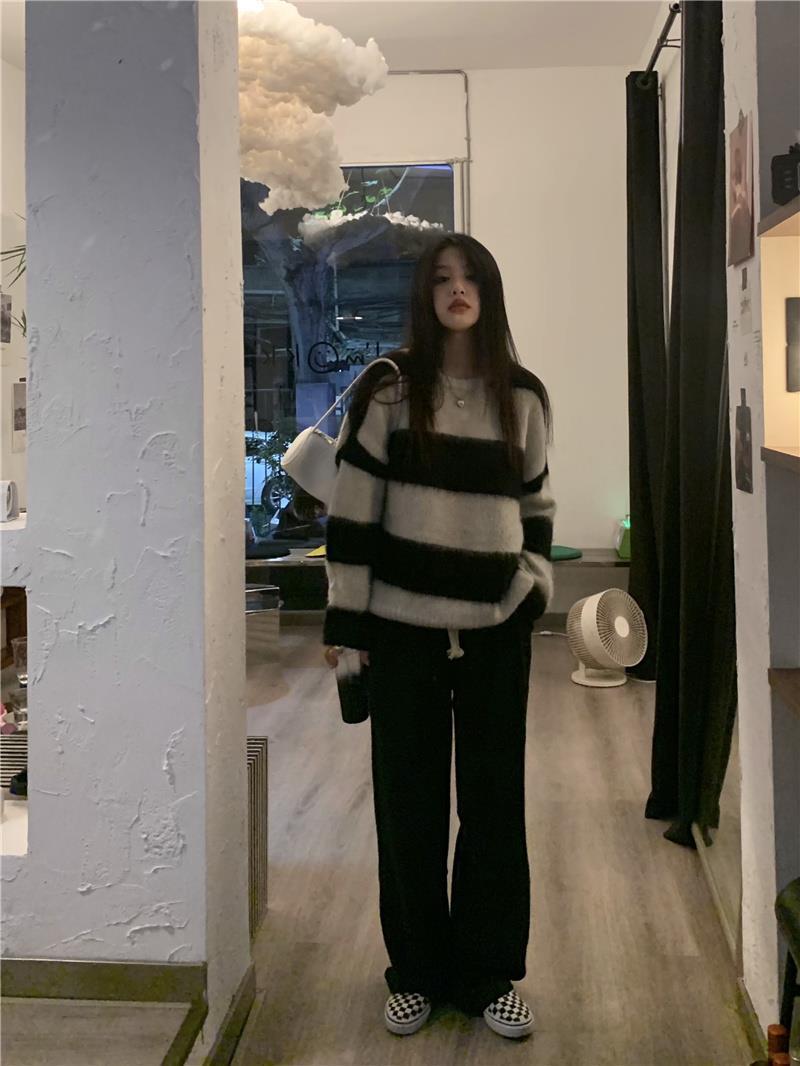 Spring new style Hong Kong style retro chic little man with tall internet celebrity age-reducing fashionable knitted two-piece suit