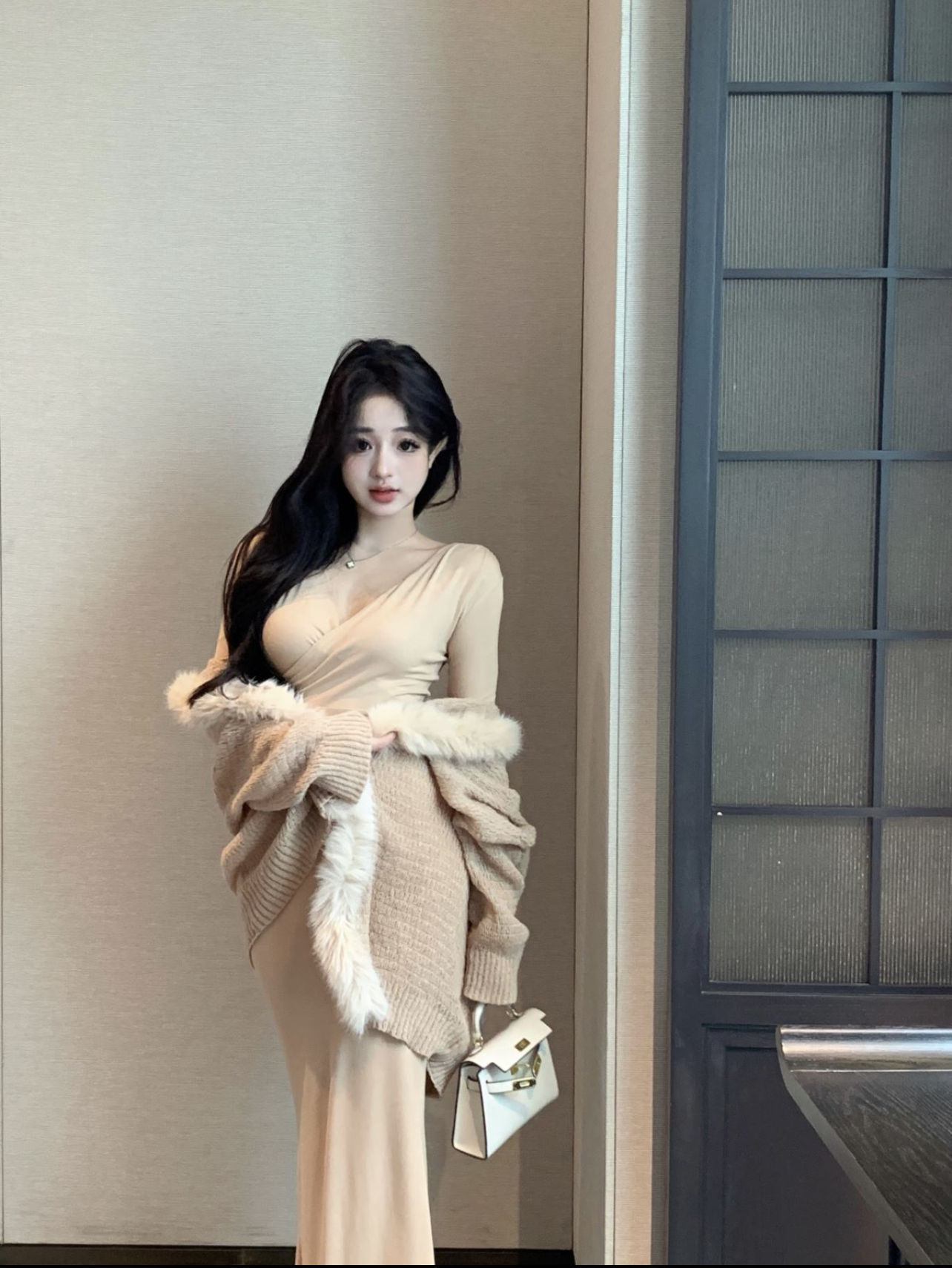 Real shot of French design cross V-neck long-sleeved new pure desire slim-fit hip-covering long skirt plush coat