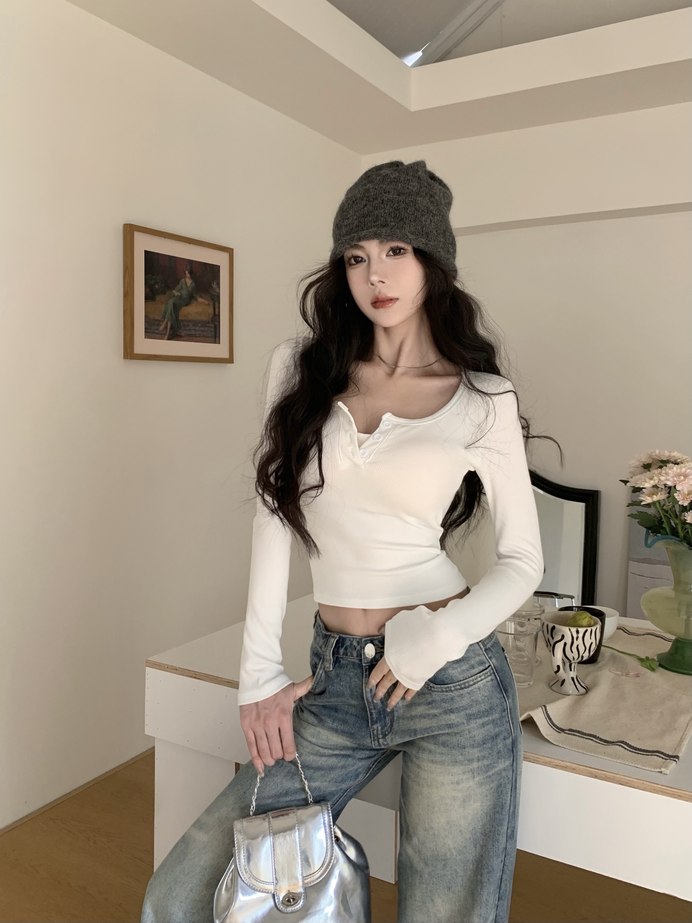 Actual shot of a slim-fitting half-open-collared versatile long-sleeved base top with built-in breast pads
