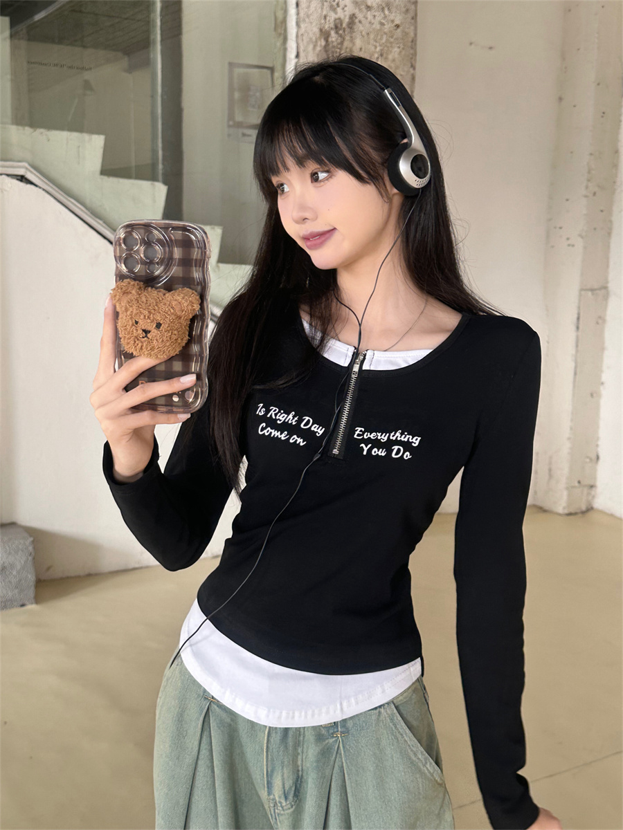 Real shot of American long-sleeved T-shirts for women on spring break. Two pieces with beautiful designs and slim-fitting bottoming shirt tops.