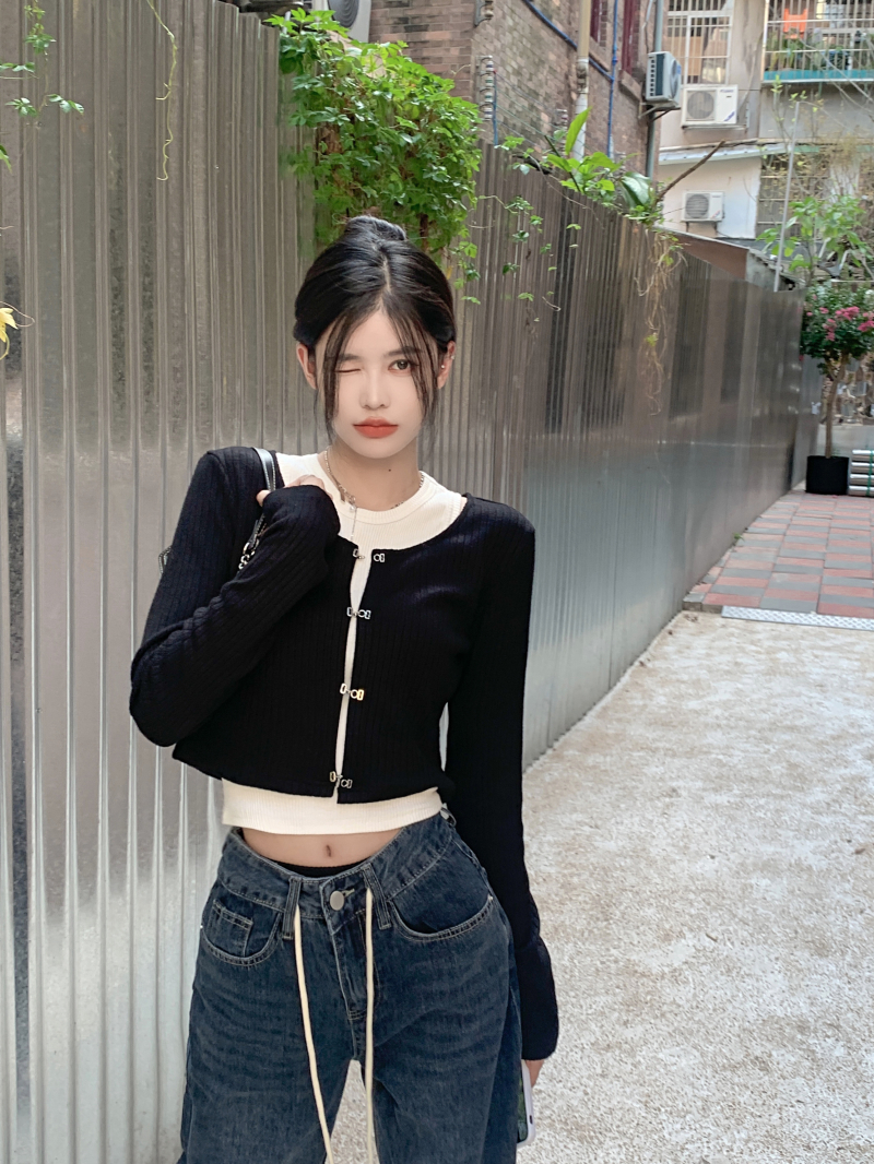 Real shot of high-waisted knitted cardigan for women in early spring, sweet and spicy design, sexy hollowed out navel top for hot girls