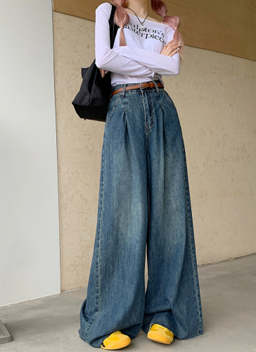 Real shot of American retro high-waisted jeans for women, nostalgic pear-shaped figure, slimming, loose wide-leg floor-length pants