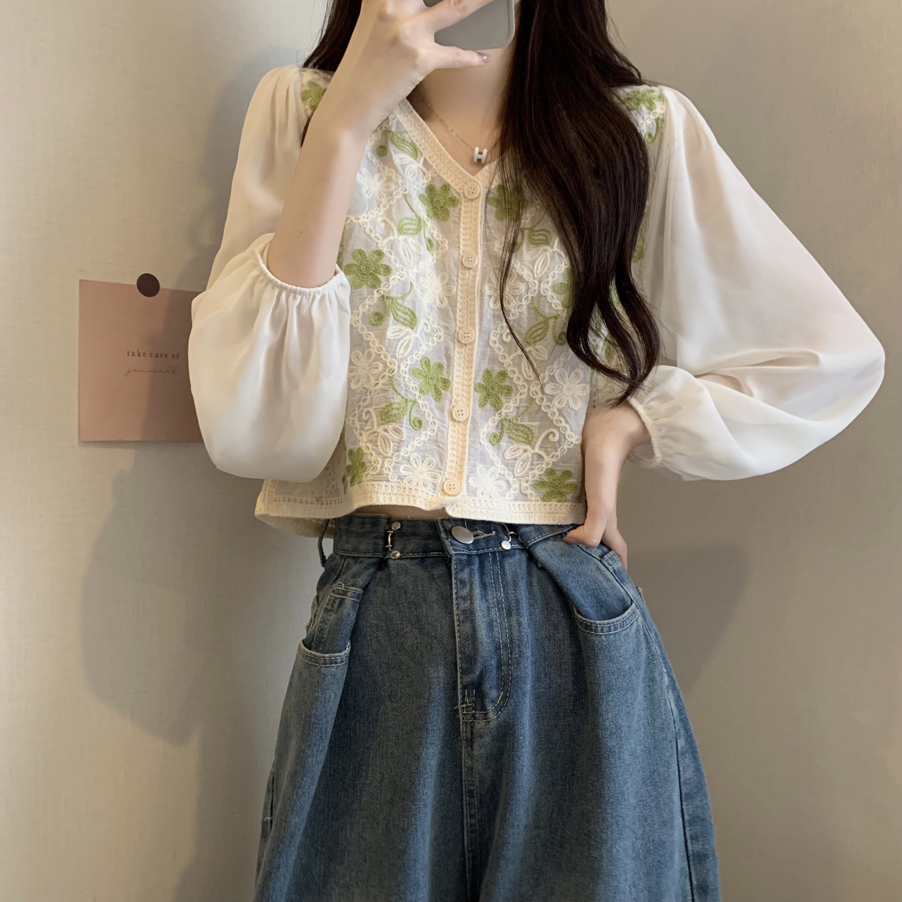Actual shot of the new version of Korean style embroidery outline design lace splicing cardigan