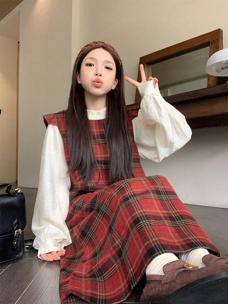 Real shot of playful little flying sleeves ~ Autumn and winter homemade plaid dress with small flying sleeves for age reduction ~
