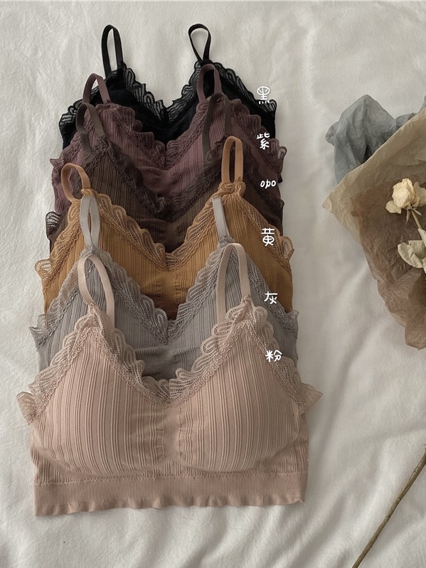 Real shot of students' lace-edged back-beautiful underwear without rims and threaded sports vest that gathers and wraps the chest