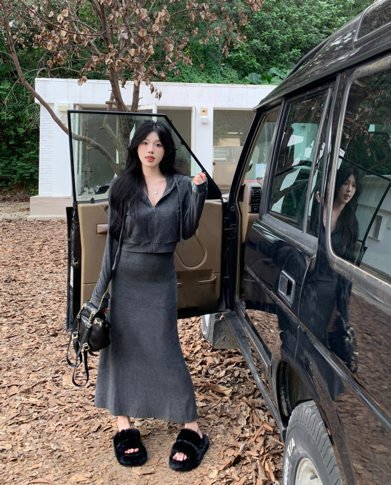 Actual shot of new autumn hooded short sweatshirt suspender dress suit
