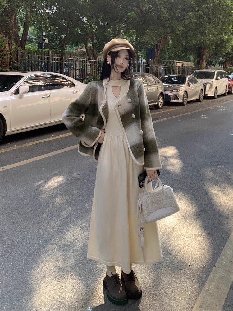 Large size knitted bottoming dress for women in autumn and winter, fat mm, gentle wind, waist slimming, covering the flesh, long sweater skirt