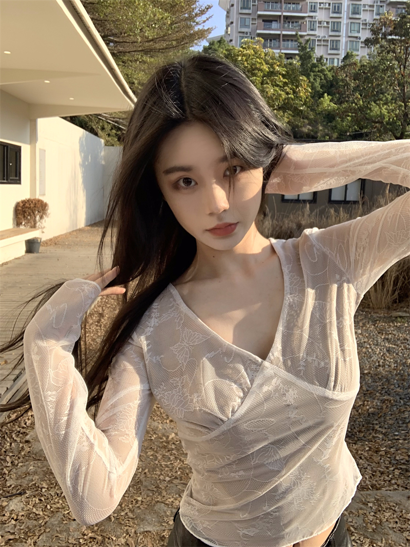 Real shot of niche design heavy embroidery v-neck lace slimming bottoming top
