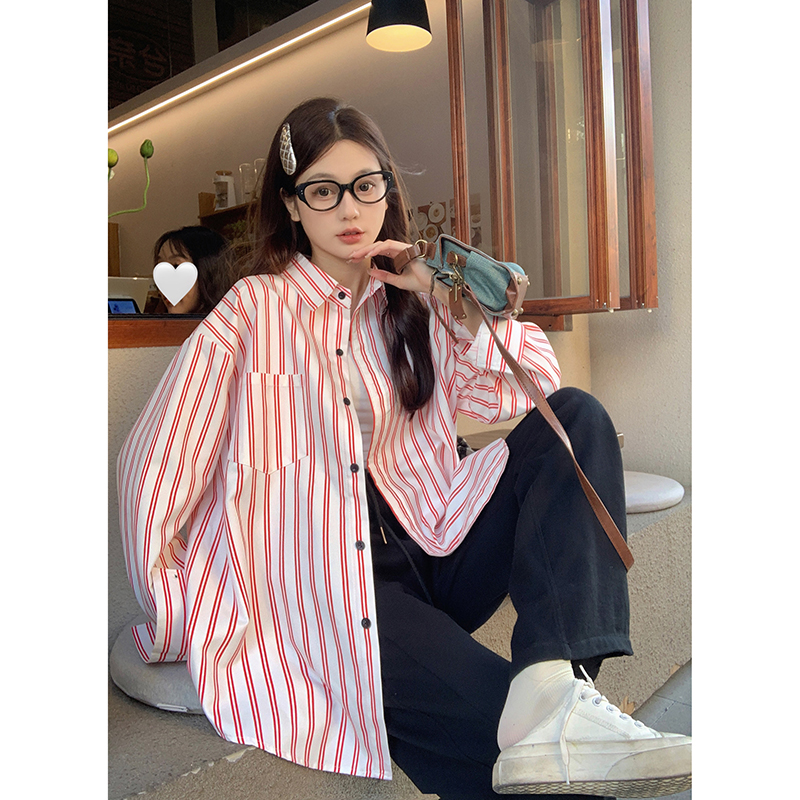 Real shot of retro high-end contrasting vertical striped shirt, loose and versatile, layered Polo collar shirt