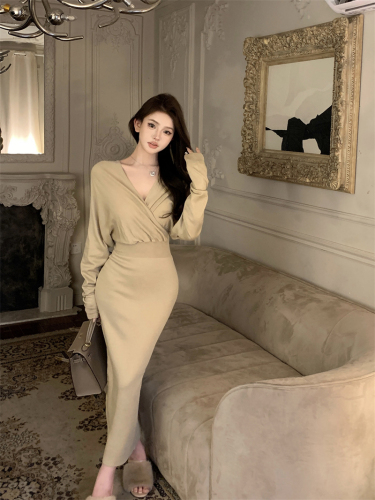 Actual shot of solid color design knitted dress with high-end feel and waist-cinching V-neck bottoming skirt