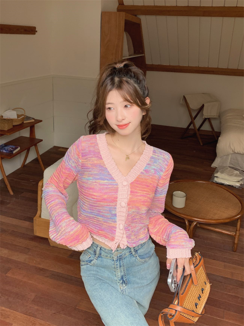Real shot of chic short top with contrasting color tie-dye v-neck long-sleeved knitted cardigan for women