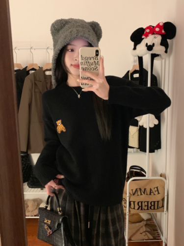 Actual shot~Autumn and winter Korean style round neck bear embroidery simple and versatile thickened sweater for age reduction