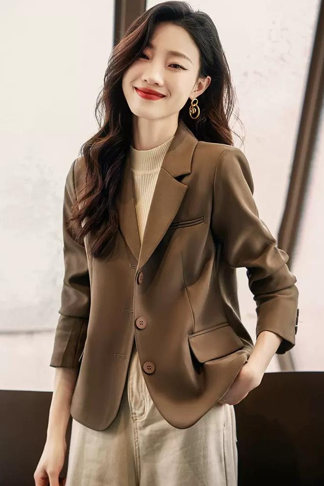 Coffee-colored small suit jacket for women petite short style 2024 spring and autumn new temperament Korean style casual small suit top