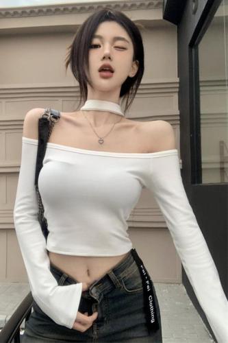 Real shot of one-shoulder white long-sleeved bottoming shirt T-shirt for spring and summer sweet hottie sexy off-shoulder short style
