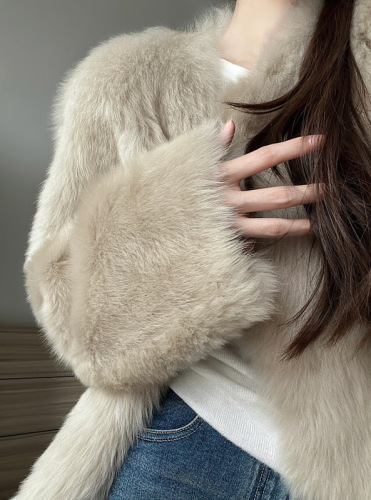 Actual shot of long-haired high-quality fur coat and Maillard color cardigan