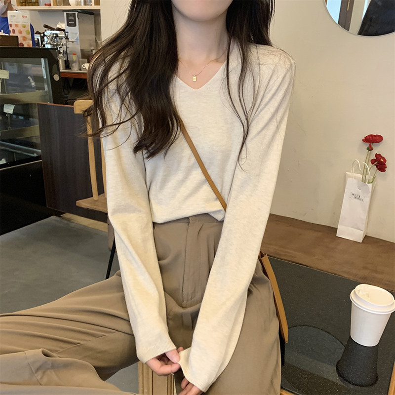 Autumn and winter new style French low-neck loose bottoming shirt, high-end solid color sweater with long-sleeved knitted top for women