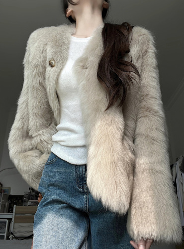 Actual shot of long-haired high-quality fur coat and Maillard color cardigan