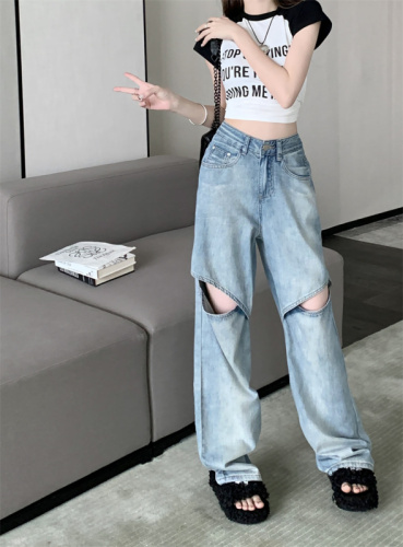 Actual shot of early spring new style high-waisted loose straight-cut ripped jeans for women that look slim and long