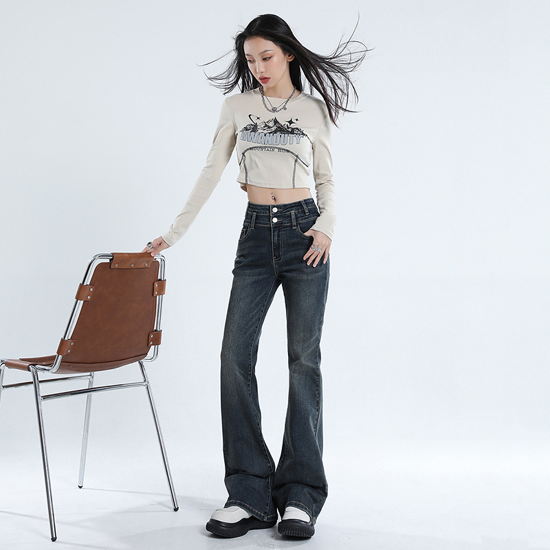 Actual shot of 2024 early spring slim-cut trousers that are versatile and versatile