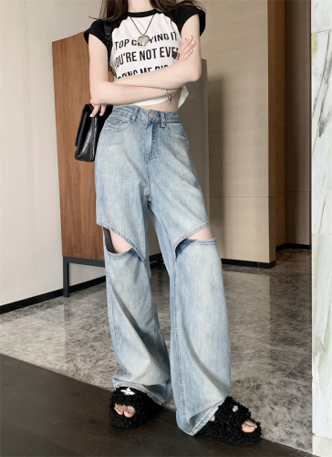 Actual shot of early spring new style high-waisted loose straight-cut ripped jeans for women that look slim and long