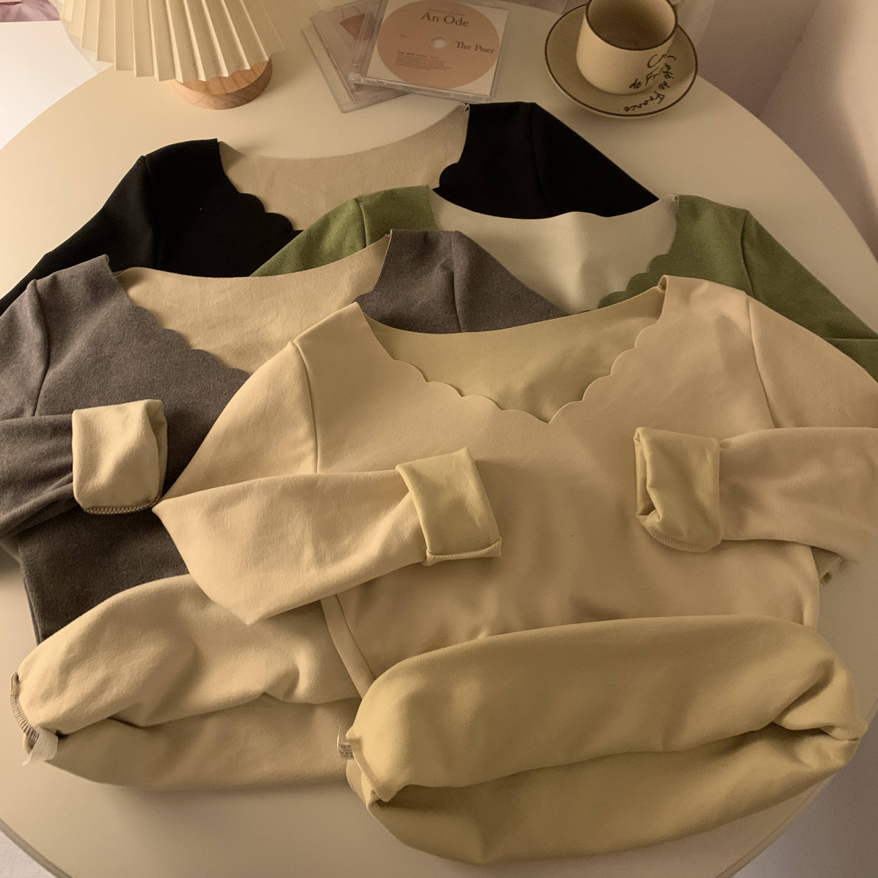 Actual shot of an early spring thermal top made of German velvet and thickened, self-heating bottoming shirt with brushed long sleeves inside
