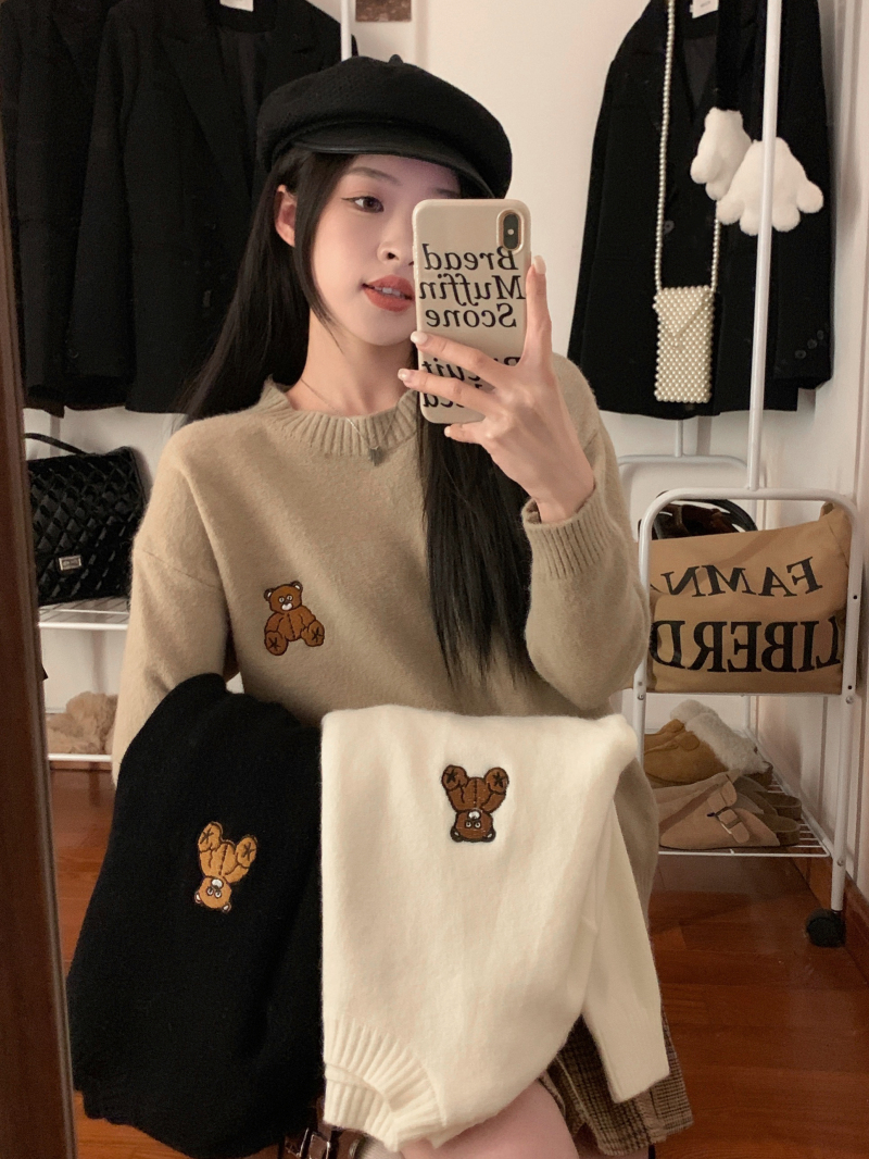 Actual shot~Autumn and winter Korean style round neck bear embroidery simple and versatile thickened sweater for age reduction