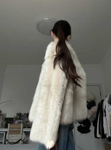 Actual shot of long-haired high-quality fur coat and Maillard color cardigan