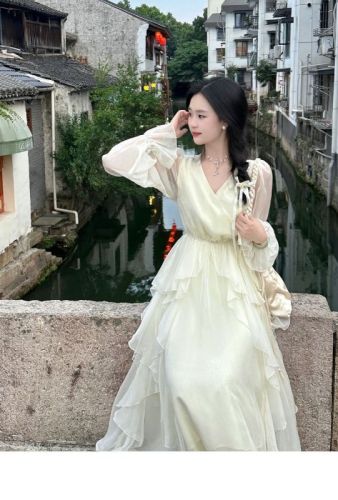 A Jar of Almond Peach 2024 Spring and Summer New Milky White First Love Fairy Dress Gentle Wind V-Neck Slim Dress