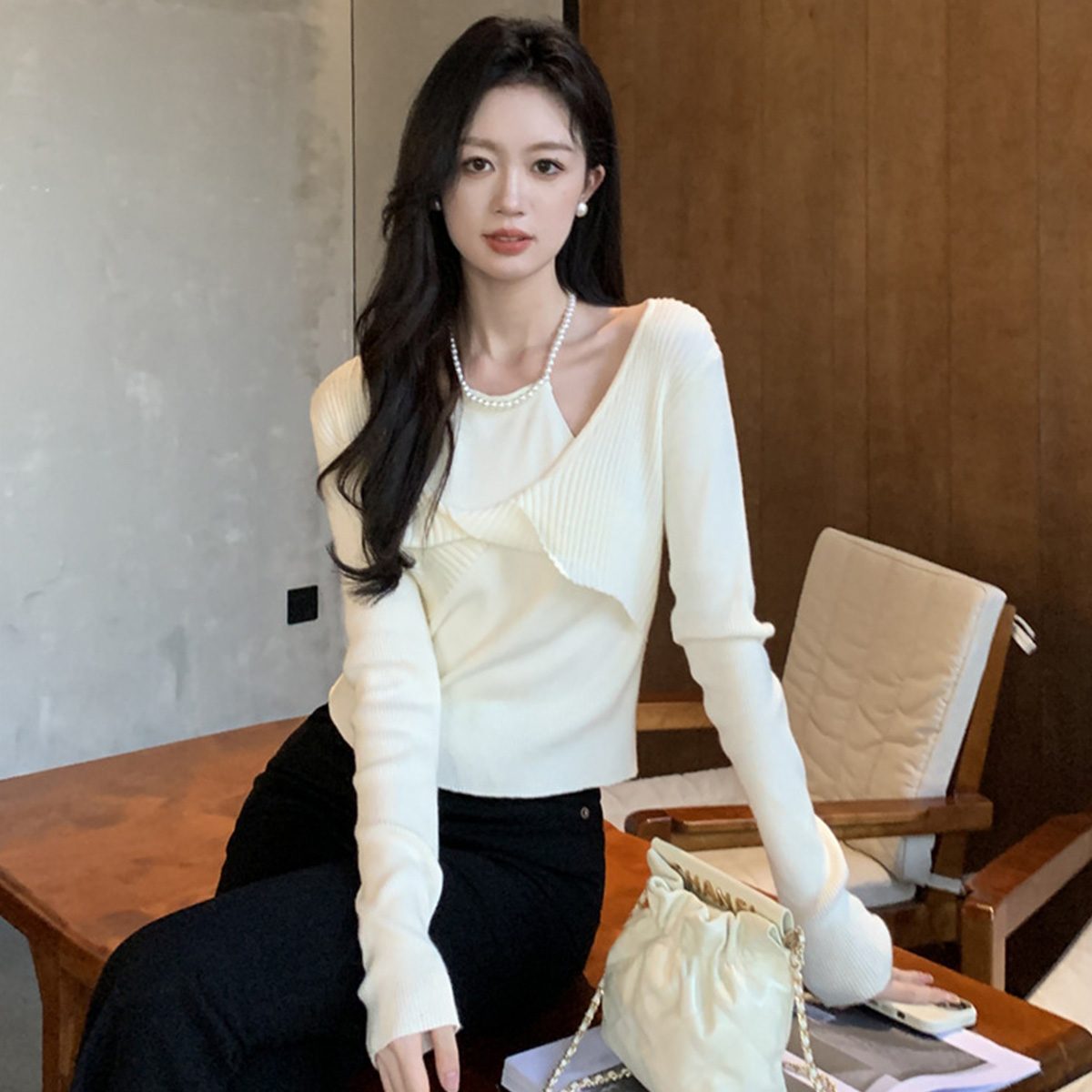 質檢官圖小心機珍珠掛脖子上衣春秋新款性感長袖假兩件針織衫女