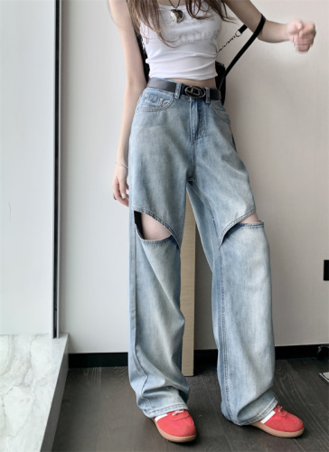 Actual shot of early spring new style high-waisted loose straight-cut ripped jeans for women that look slim and long