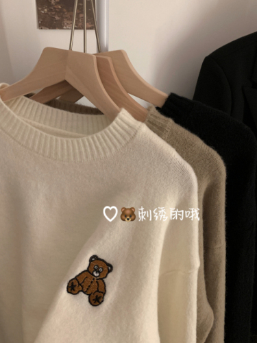 Actual shot~Autumn and winter Korean style round neck bear embroidery simple and versatile thickened sweater for age reduction
