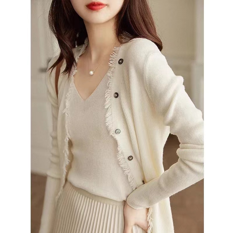 2024 early spring new high-end fashion this year, beautiful, western style, unique and chic tassel knitted cardigan top
