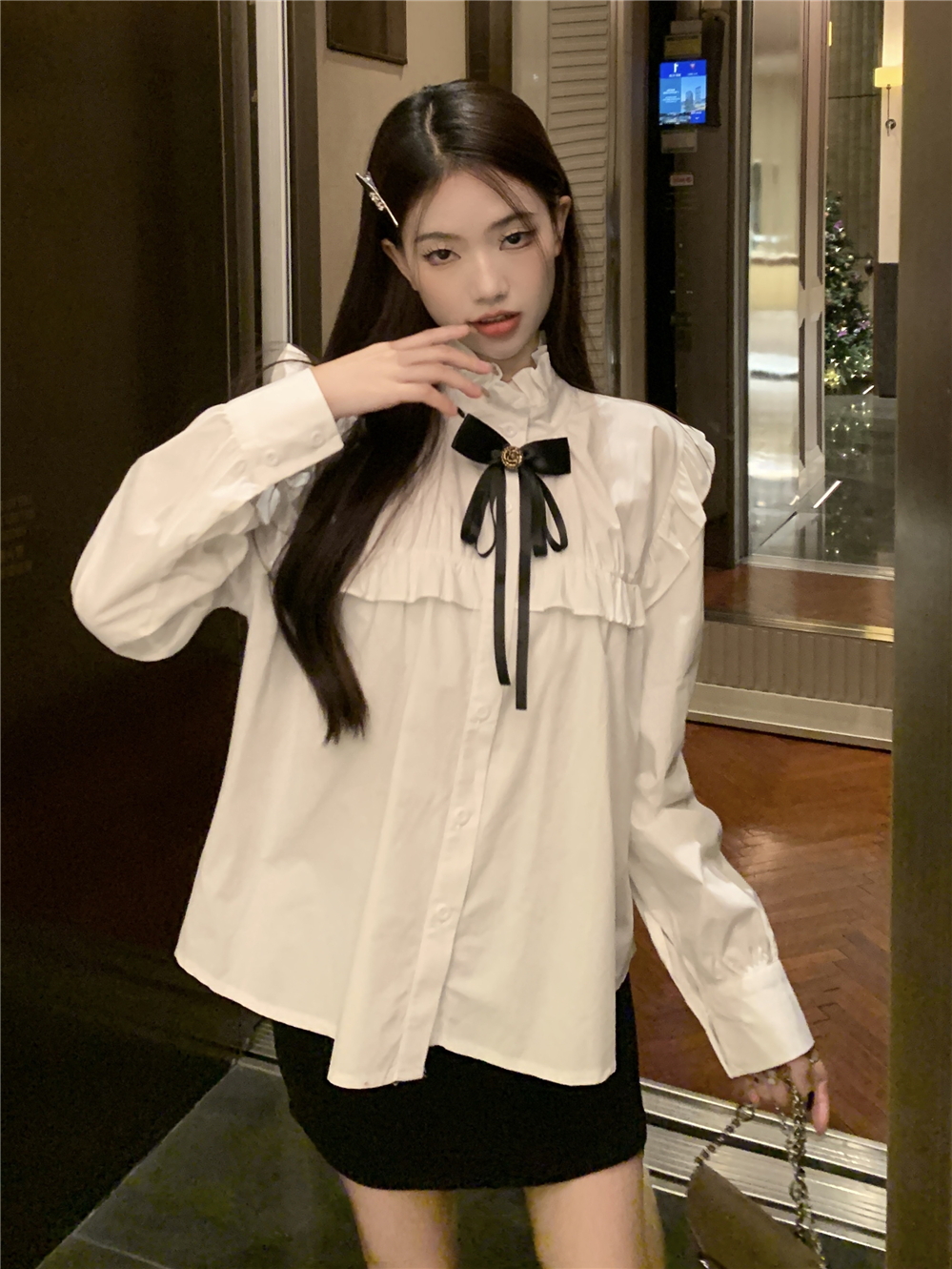 Actual shot of new spring clothes with floral temperament, white long-sleeved shirts with bows on the sides of fungus, women's bottoming shirts and tops