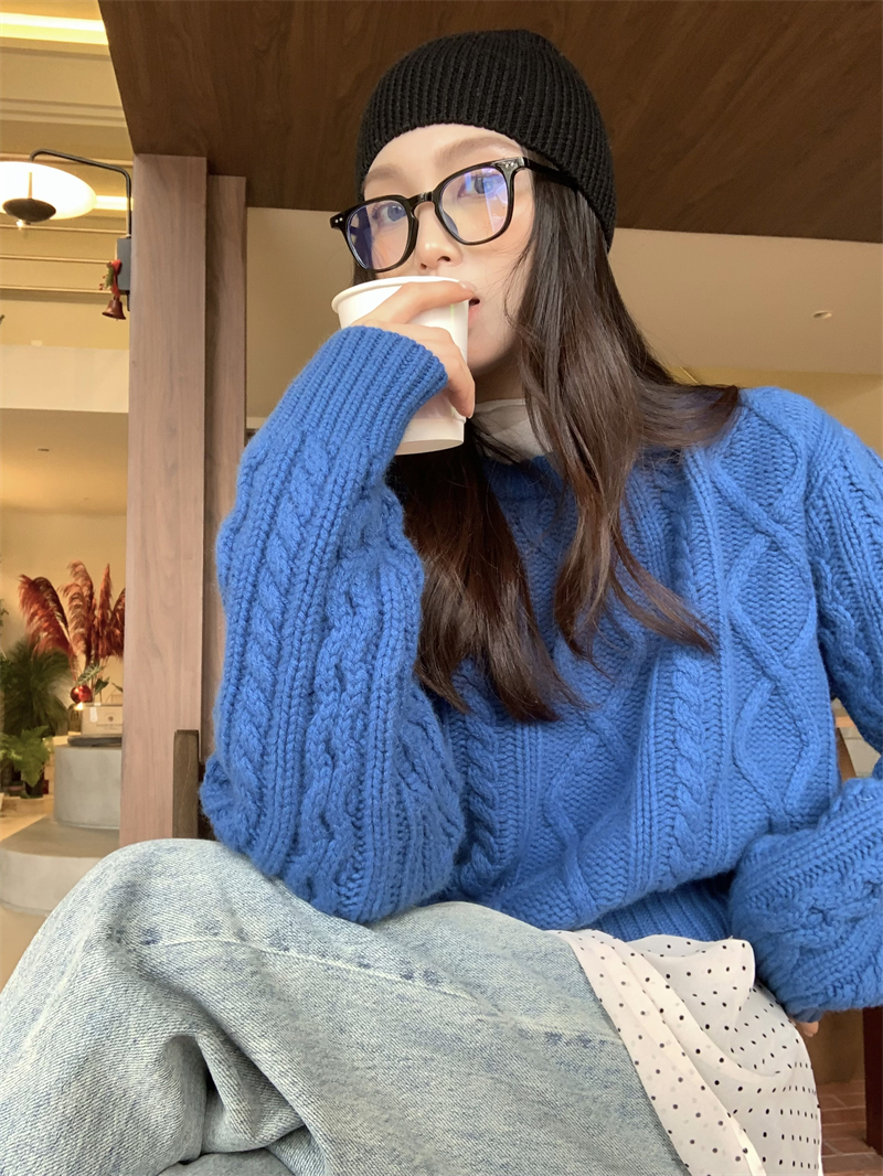 Actual shot of Korean retro Klein blue round neck twist sweater