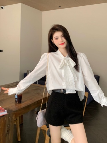 Actual shot of early spring Korean chic simple lace collar bow white shirt + black shorts suit
