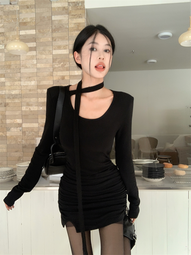 Actual shot of long-sleeved halterneck dress for fall and winter, slim fit and hip-hugging bottoming skirt